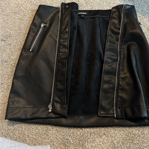Express Leather Skirt with zipper in the front - Picture 2 of 4